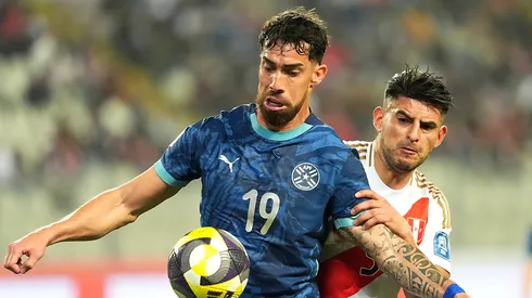 Gabriel Ávalos, en disputa con Carlos Zambrano en Perú vs. Paraguay.