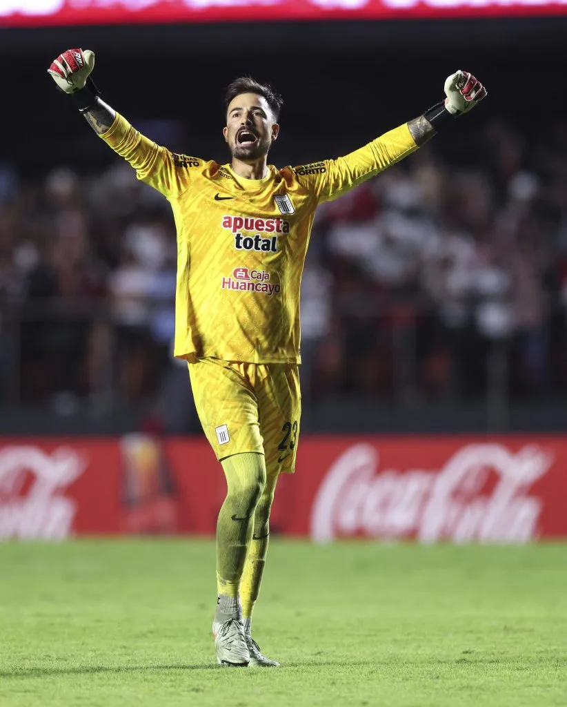 Guillermo Viscarra atajando Copa Libertadores con Alianza Lima.  (Photo by Alexandre Schneider/Getty Images)