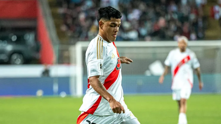 Joao Grimaldo con camiseta de Perú.
