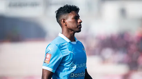 Miguel Araujo con camiseta de Sporting Cristal.