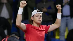 Ignacio Buse alza sus brazos tras el triunfo ante Jaime Faria.