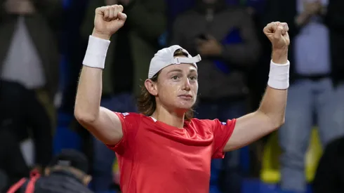 Ignacio Buse alza sus brazos tras el triunfo ante Jaime Faria.