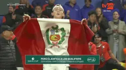 Ignacio Buse muestra la bandera de Perú tras su triunfo ante Portugal.