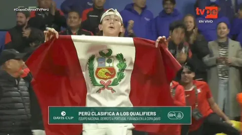 Ignacio Buse muestra la bandera de Perú tras su triunfo ante Portugal.