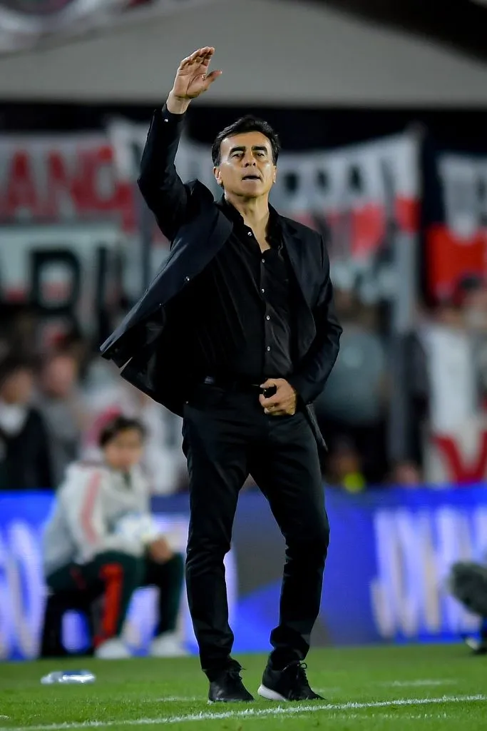 Gustavo Quinteros cuando dirigía en Velez Sarsfield de Argentina. (Photo by Marcelo Endelli/Getty Images)