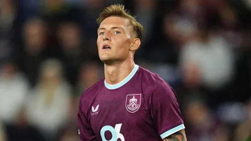 Oliver Sonne con camiseta de Burnley FC.