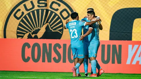 Jugadores de Sporting Cristal abrazados en el Cusco.