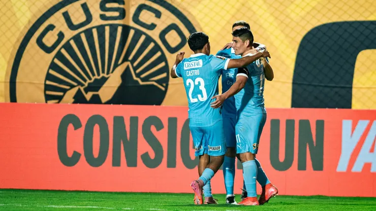 Jugadores de Sporting Cristal abrazados en el Cusco.