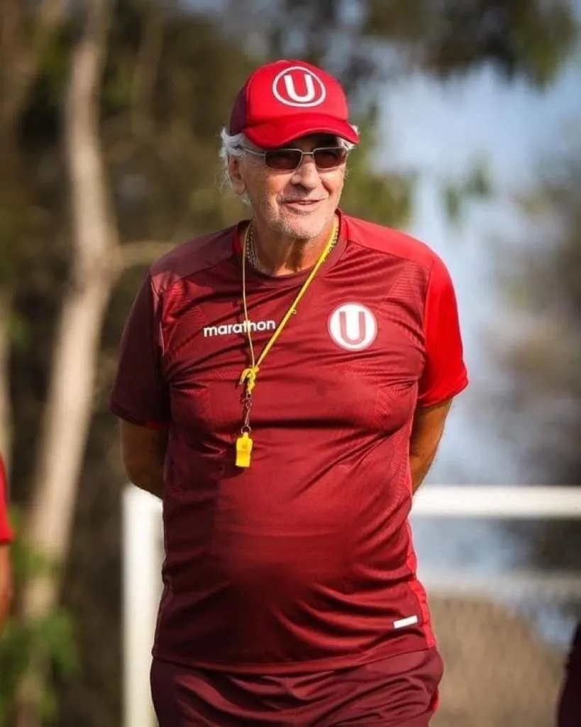 Jorge Fossati dirigiendo en Universitario. (Foto: X).