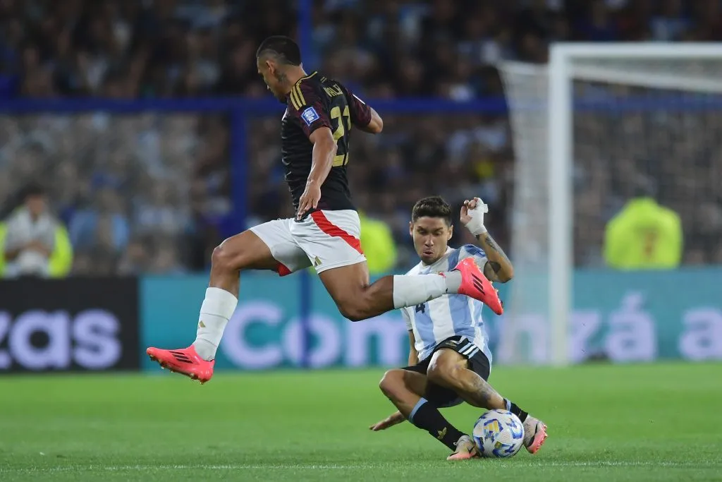 Alex Valera jugando contra Argentina. (Photo by Marcelo Endelli/Getty Images)