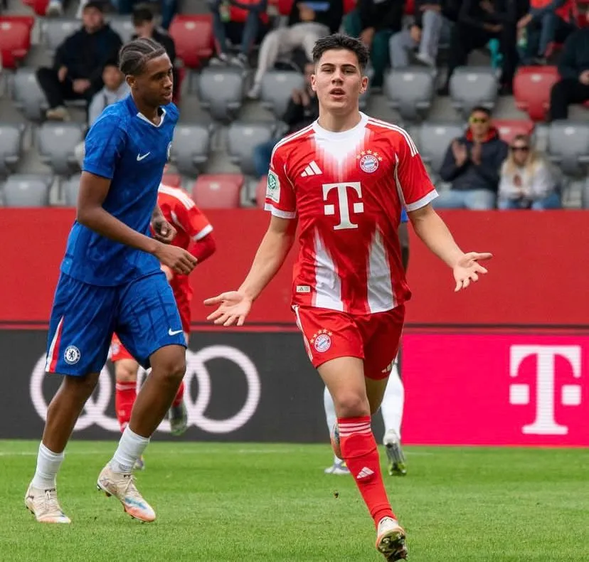 Felipe Chávez marcando contra el Chelsea. (Foto: X).