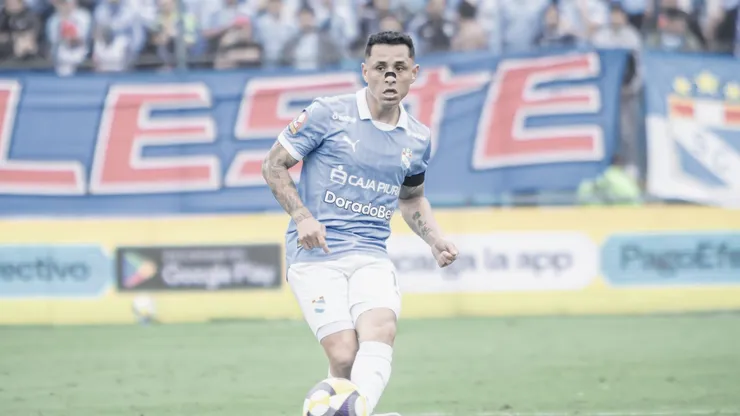 Yoshimar Yotún con camiseta de Sporting Cristal.