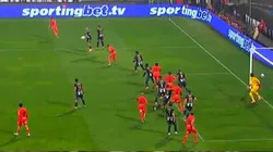 Reclamaron mano de Sergio Peña en el tiro libre.