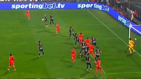 Reclamaron mano de Sergio Peña en el tiro libre.