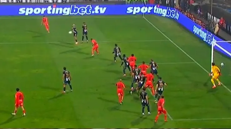 Reclamaron mano de Sergio Peña en el tiro libre.