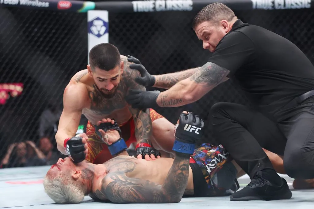 Charles Oliveira noqueado por Ilia Topuria en UFC 317. (Foto: Getty Images)