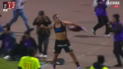 Álex Valera y su festejo por el doblete ante UTC.