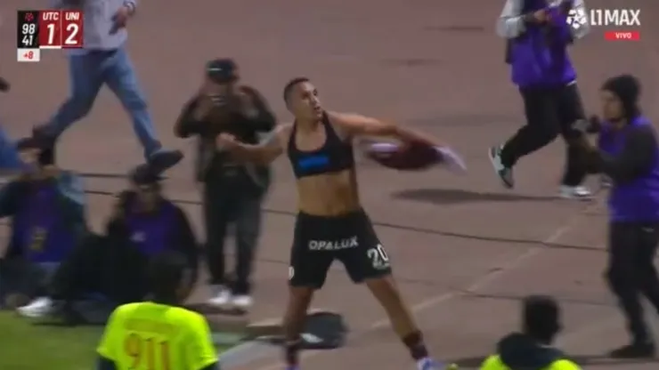 Álex Valera y su festejo por el doblete ante UTC.