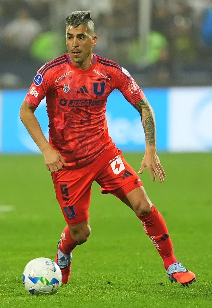 Universidad de Chile jugando en el Estadio de Alianza Lima. (Photo by Raul Sifuentes/Getty Images)