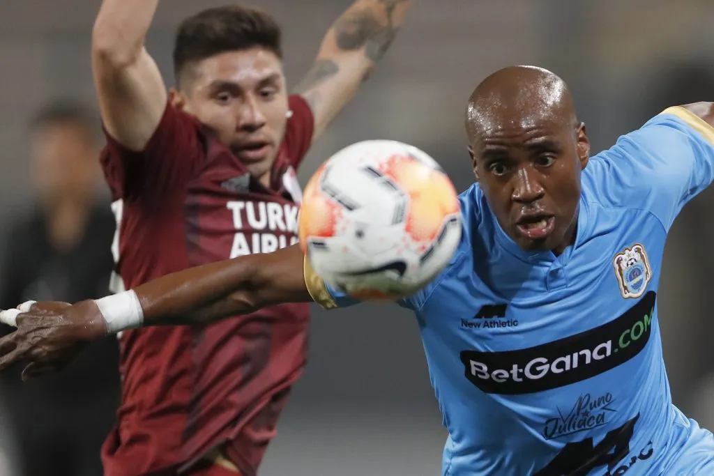 Jeickson Reyes jugando con Binacional FC ante River Plate. (Photo by Paolo Aguilar – Pool/Getty Images)