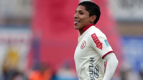 Raúl Ruidíaz con camiseta de Universitario.