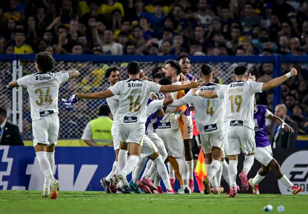 Alianza Lima celebrando ante Boca Juniors con la camiseta blanca. (Photo by Marcelo Endelli/Getty Images)