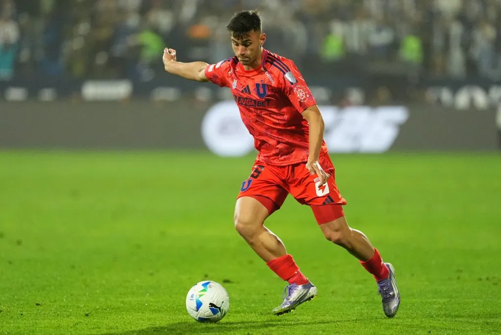 Universidad de Chile jugando por Copa CONMEBOL Sudamericana ante Alianza Lima. (Photo by Raul Sifuentes/Getty Images)