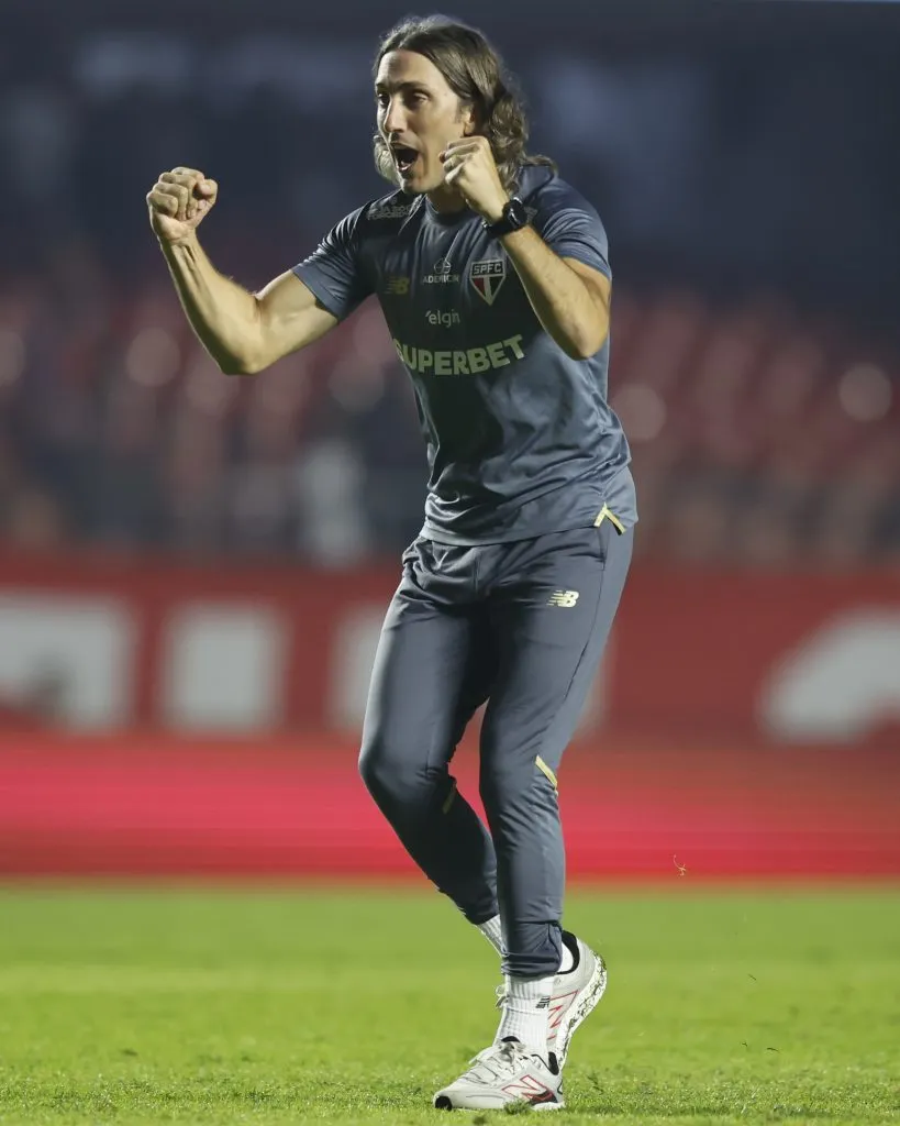 Luis Zubeldía dirigiendo al Sao Paulo de Brasil. (Photo by Miguel Schincariol/Getty Images)
