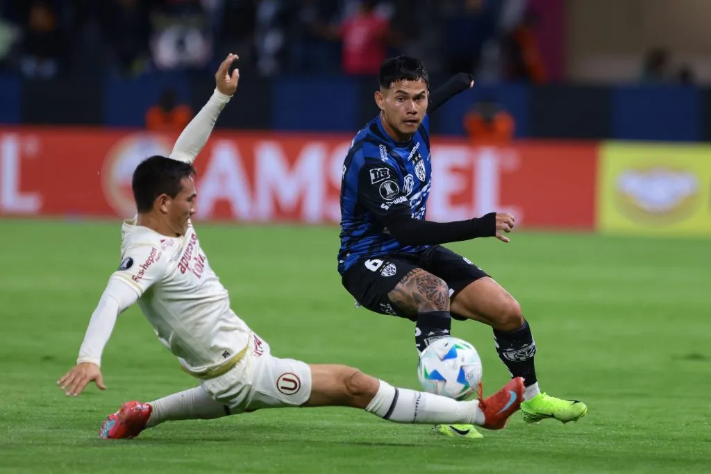 Jairo Vélez jugando la Copa Libertadores ante Independiente del Valle. (Photo by Franklin Jacome/Getty Images)