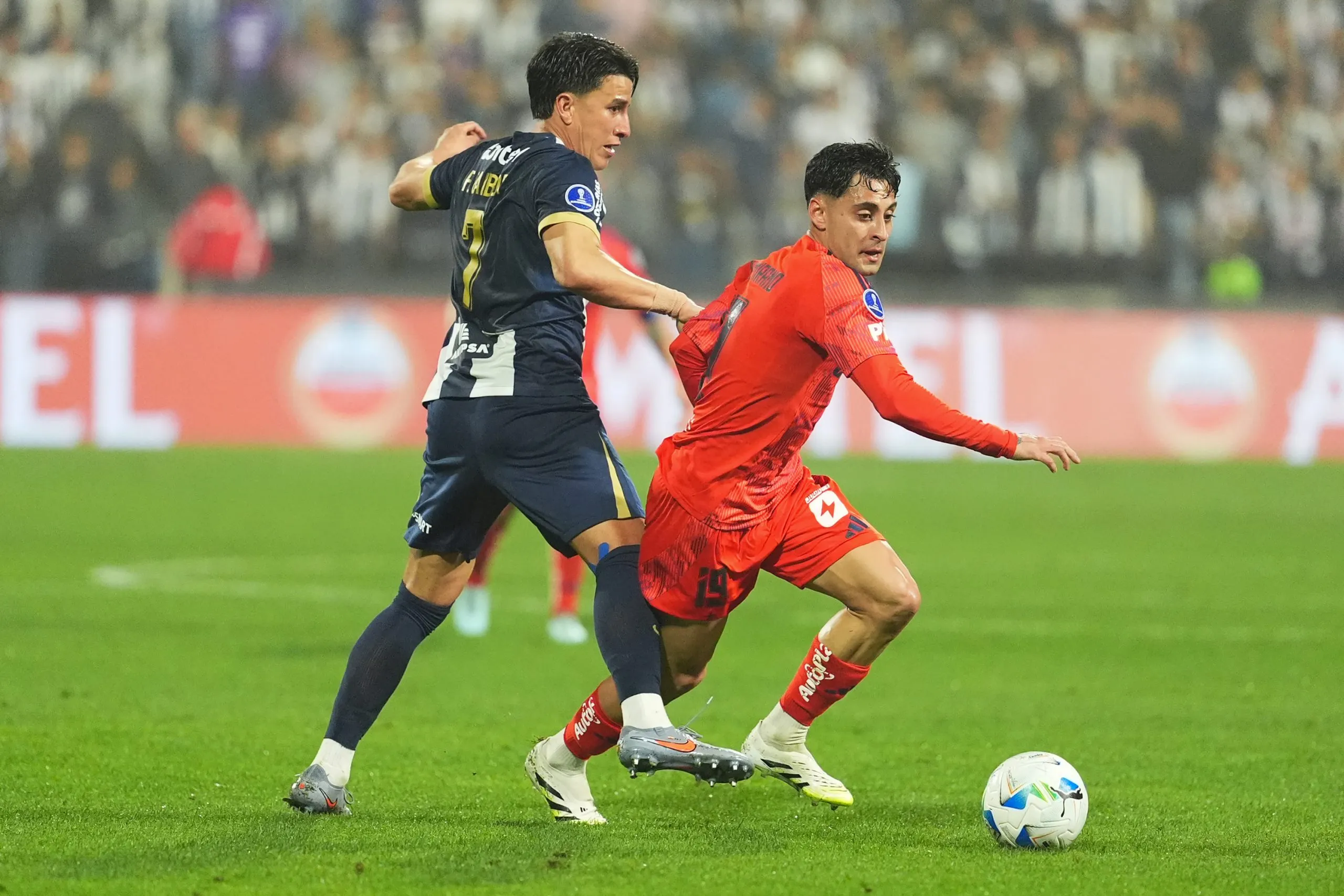 Fernando Gaibor ante la U. de Chile (Foto: Getty).