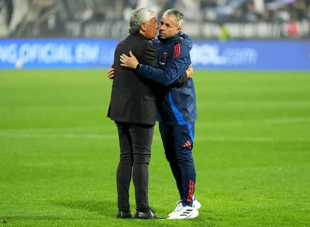 Nestor Gorosito y Gustavo Alvarez saludándose antes del Universidad de Chile vs. Alianza Lima en el Estadio Alejandro Villanueva. (Photo by Raul Sifuentes/Getty Images)
