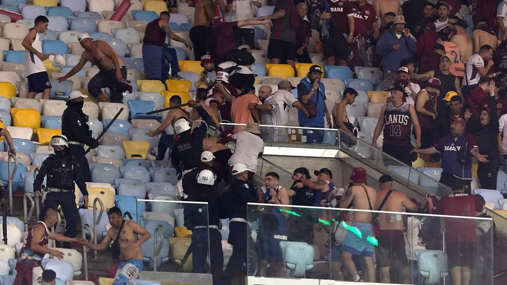 Policía de Brasil contra hinchas de Lanús en el Maracaná