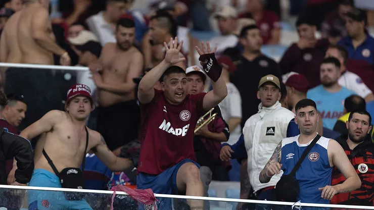 Los hinchas de Lanús la pasaron mal en el Maracaná.