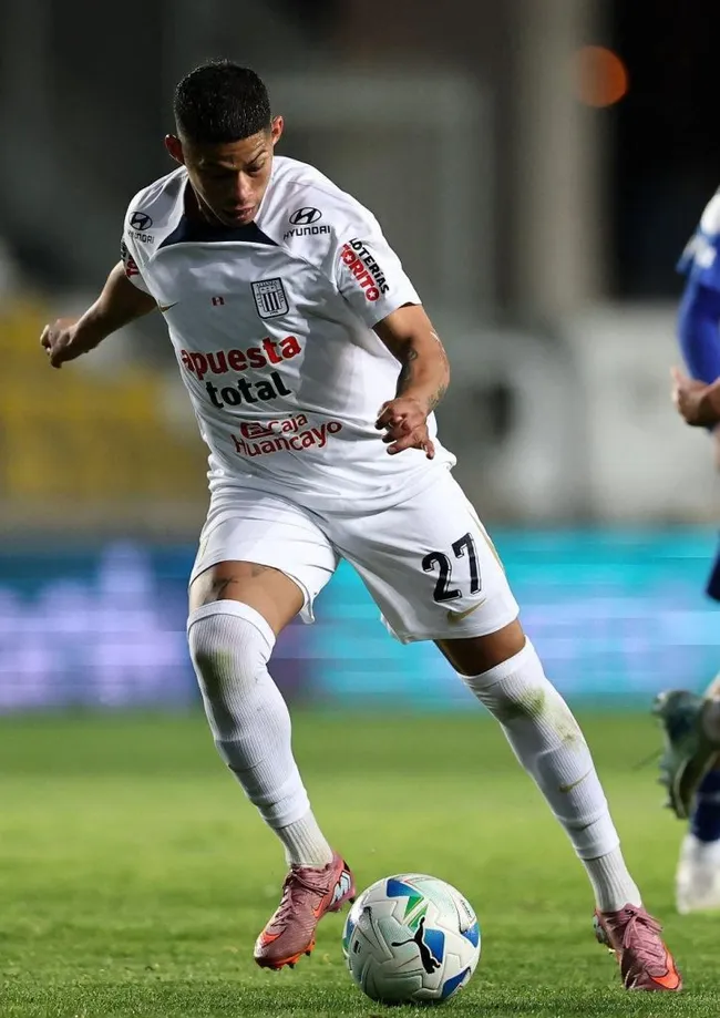 Kevin Quevedo jugando en el Alianza Lima vs. Universidad de Chile. (Foto: Getty Images)