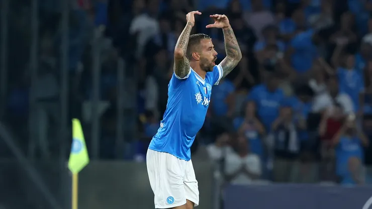 Napoli busca vencer a Milan y seguir en lo más alto.