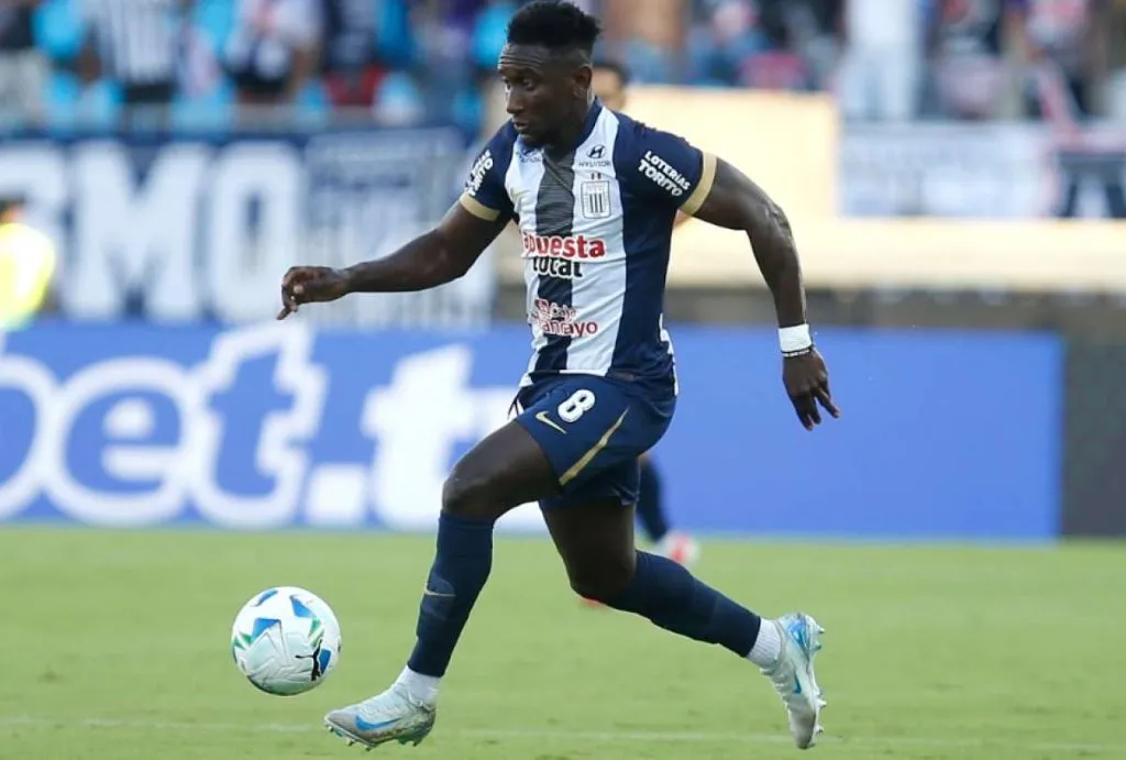 Eryc Castillo jugando en Alianza Lima a nivel internacional. (Foto: X).