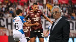 Jorge Fossati y detrás Álex Valera en el duelo ante Alianza Atlético.