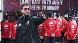 Manuel Barreto y detrás jugadores de la Selección Peruana.