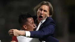 Christian Cueva y Ricardo Gareca abrazados.