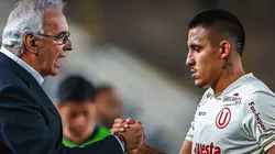 Jorge Fossati y Álex Valera saludándose.