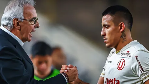 Jorge Fossati y Álex Valera saludándose.