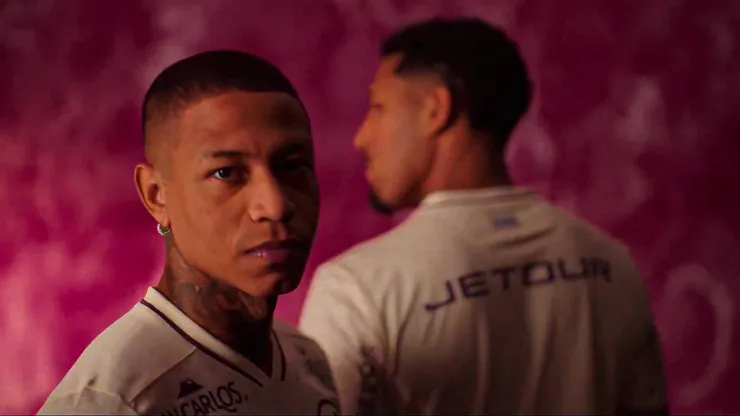 Universitario sacó camiseta en honor al Señor de los Milagros.