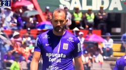 Hinchas arremeten contra Hernán Barcos.