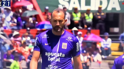 Hinchas arremeten contra Hernán Barcos.