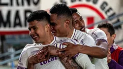 Jairo Concha, Anderson Santamaría y Jesús Castillo abrazados.