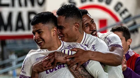 Jairo Concha, Anderson Santamaría y Jesús Castillo abrazados.