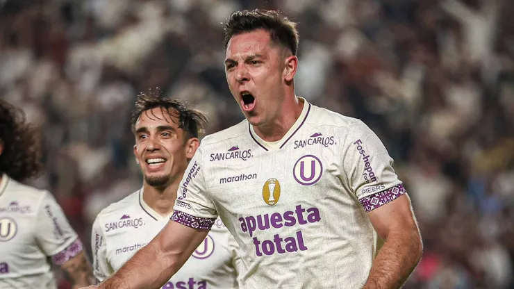 El festejo de Diego Churín, uno de los autores de los goles de Universitario.