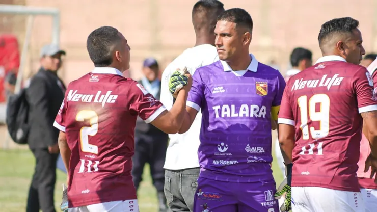 Jugadores de Atlético Torino celebrando.