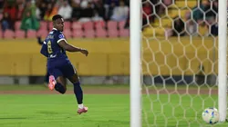 Eryc Castillo denunció a los árbitros peruanos.