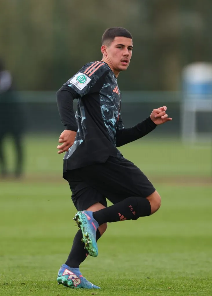 Felipe Chavez jugando en el Bayern la UEFA Youth League 2024/25. (Photo by Marc Atkins/Getty Images)